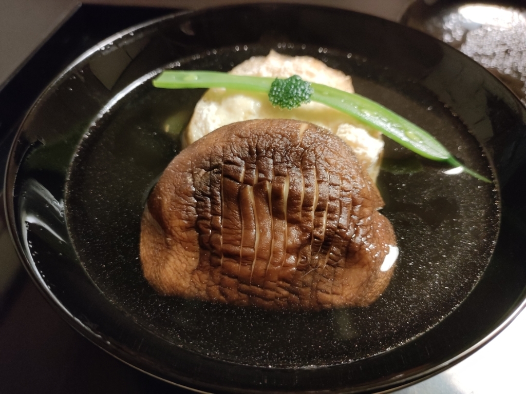 お椀は油揚げの中に椎茸と海老真丈