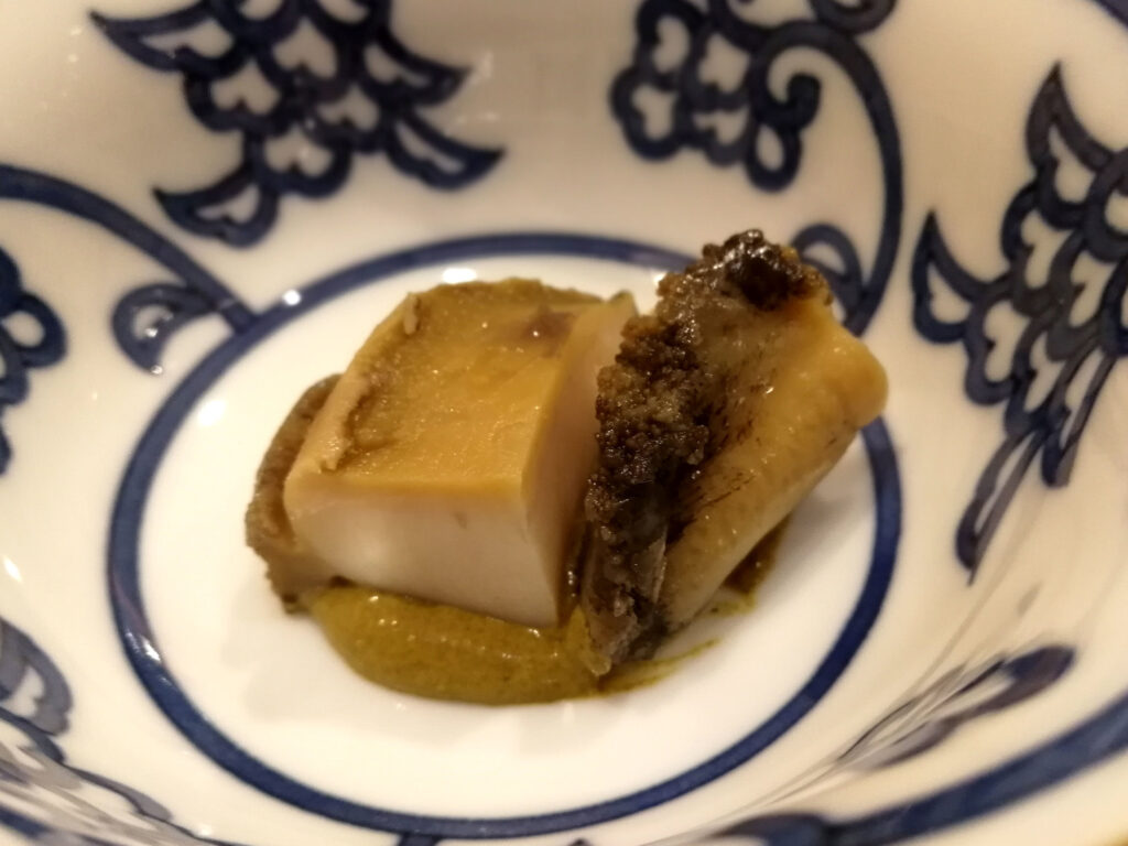 蝦夷鮑の蒸し物は肝ソース