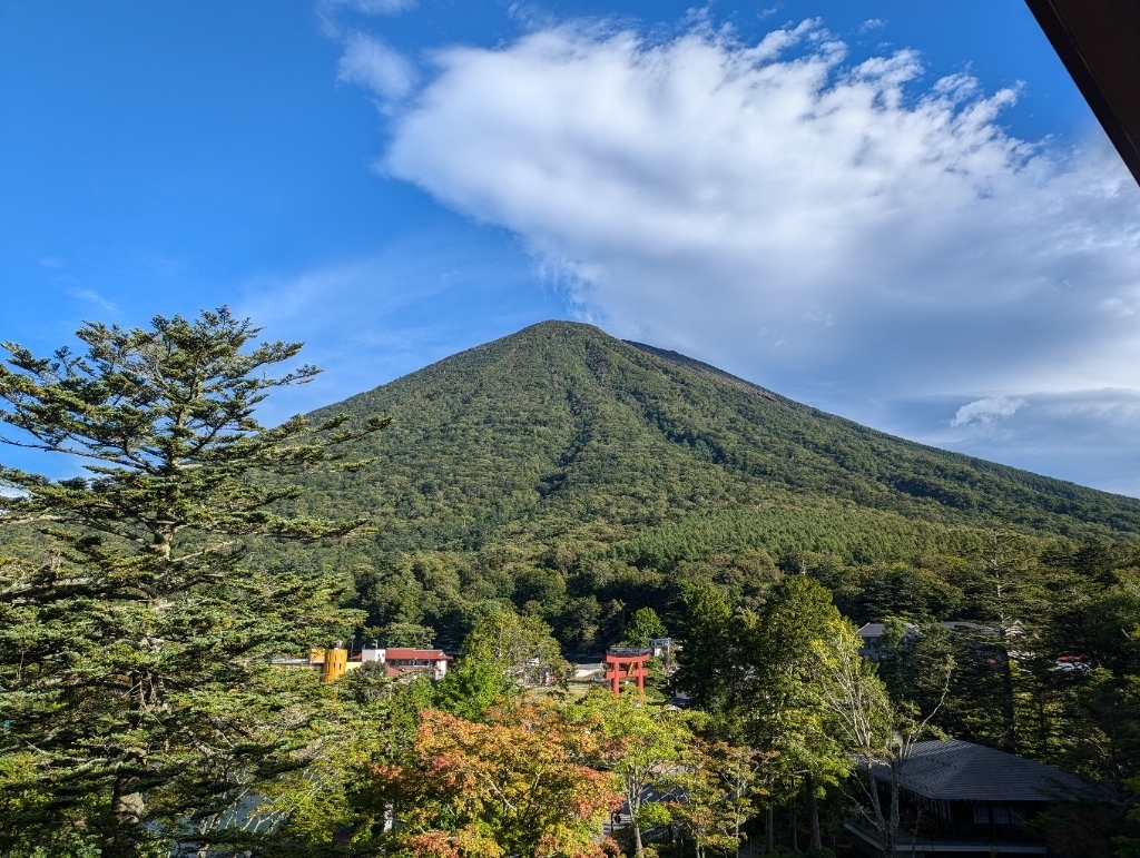 男体山