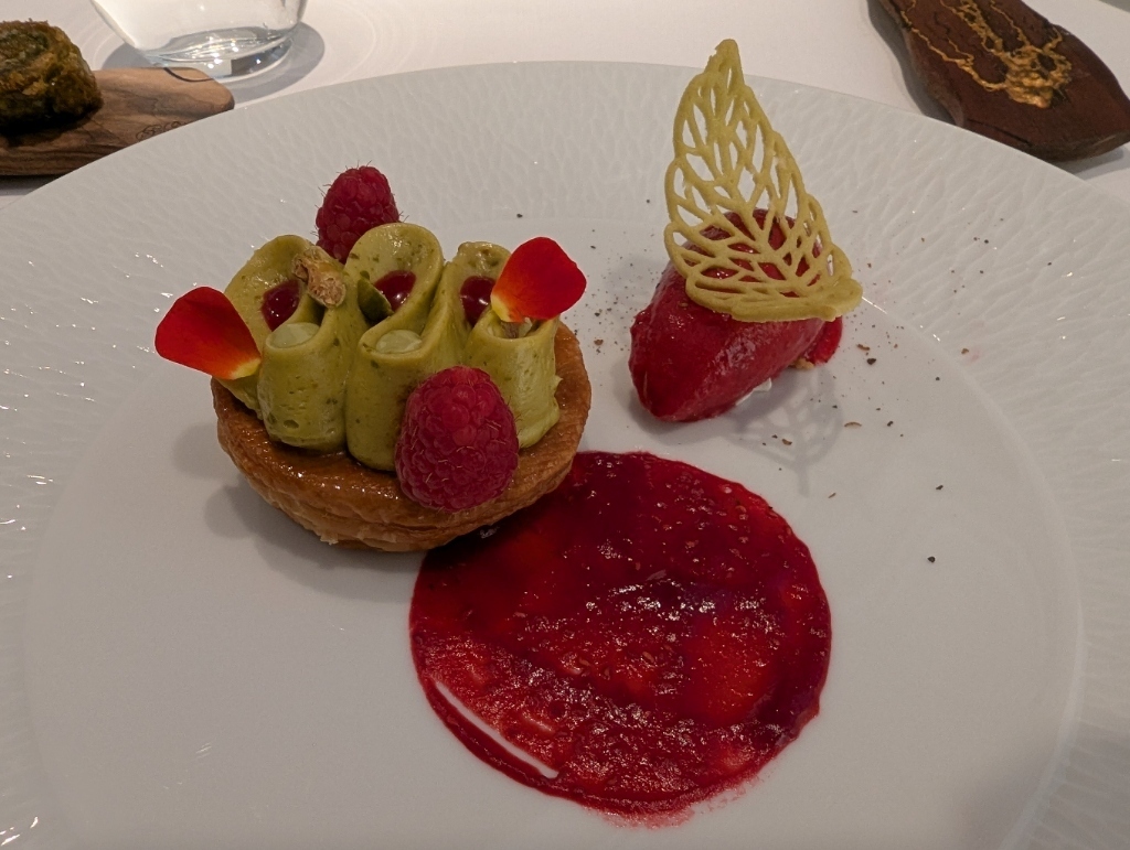 新緑の菜園とルバーブのタルトレット