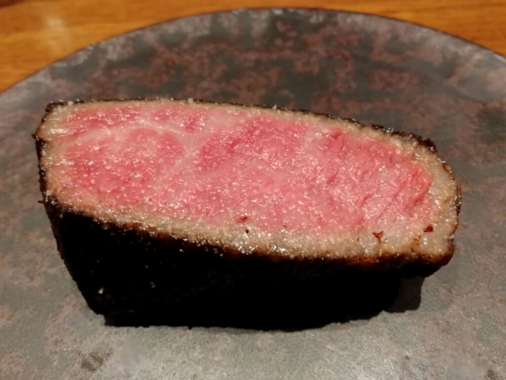 牛肉は米沢牛イチボの「ボニュ焼き」