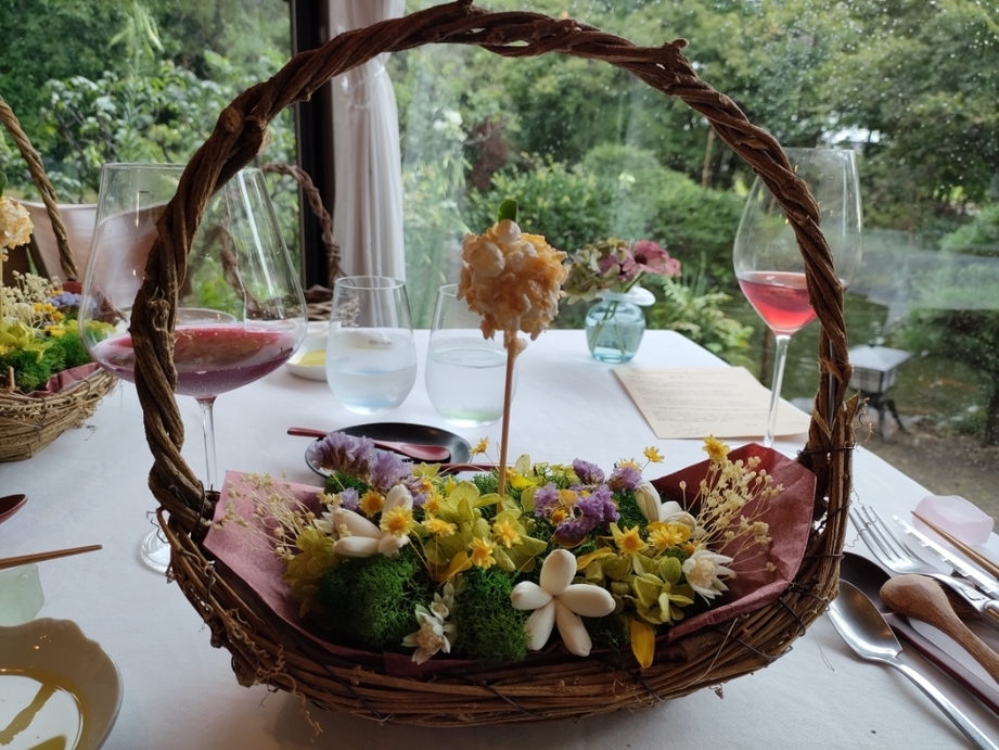 花かごに入ったドルチェドリームとうもろこしのアイス