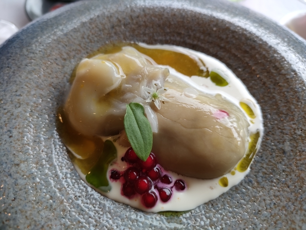 岩牡蠣はそのまま＆パッションフルーツソースの2スタイル