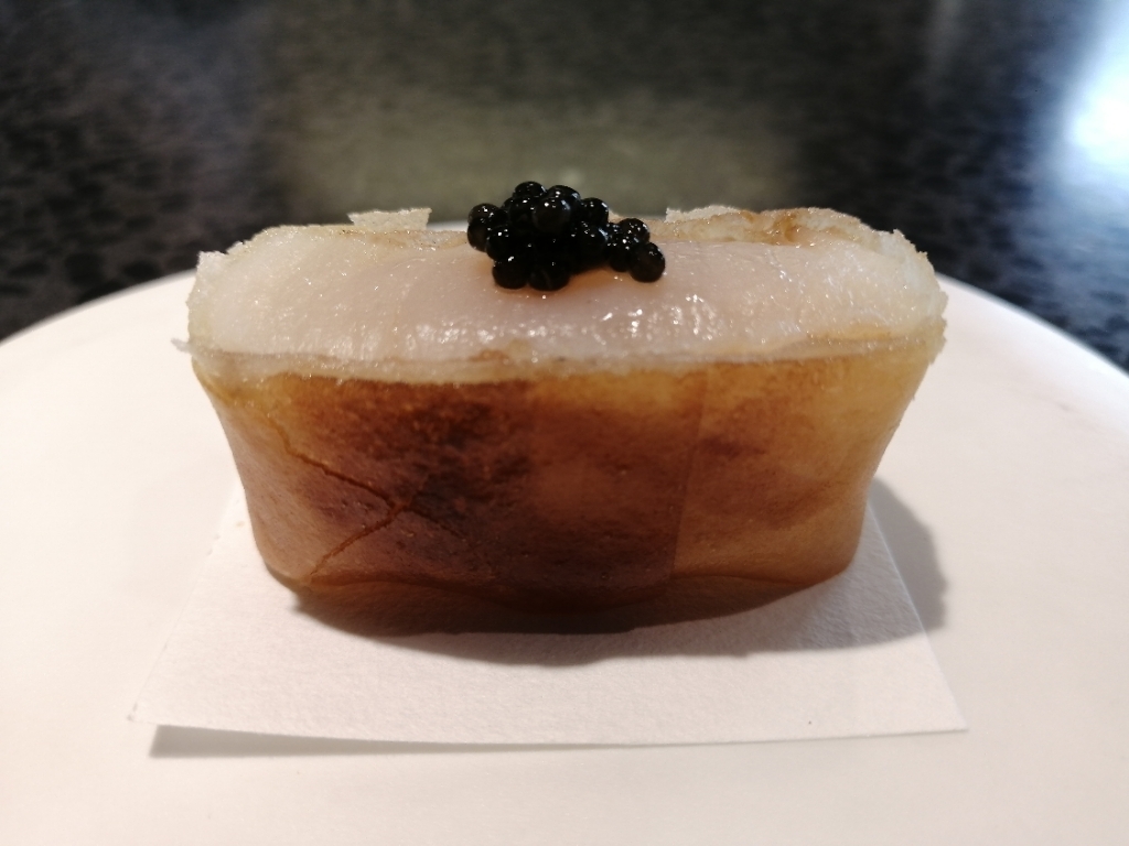 ホタテ春巻きにはキャビアを添え