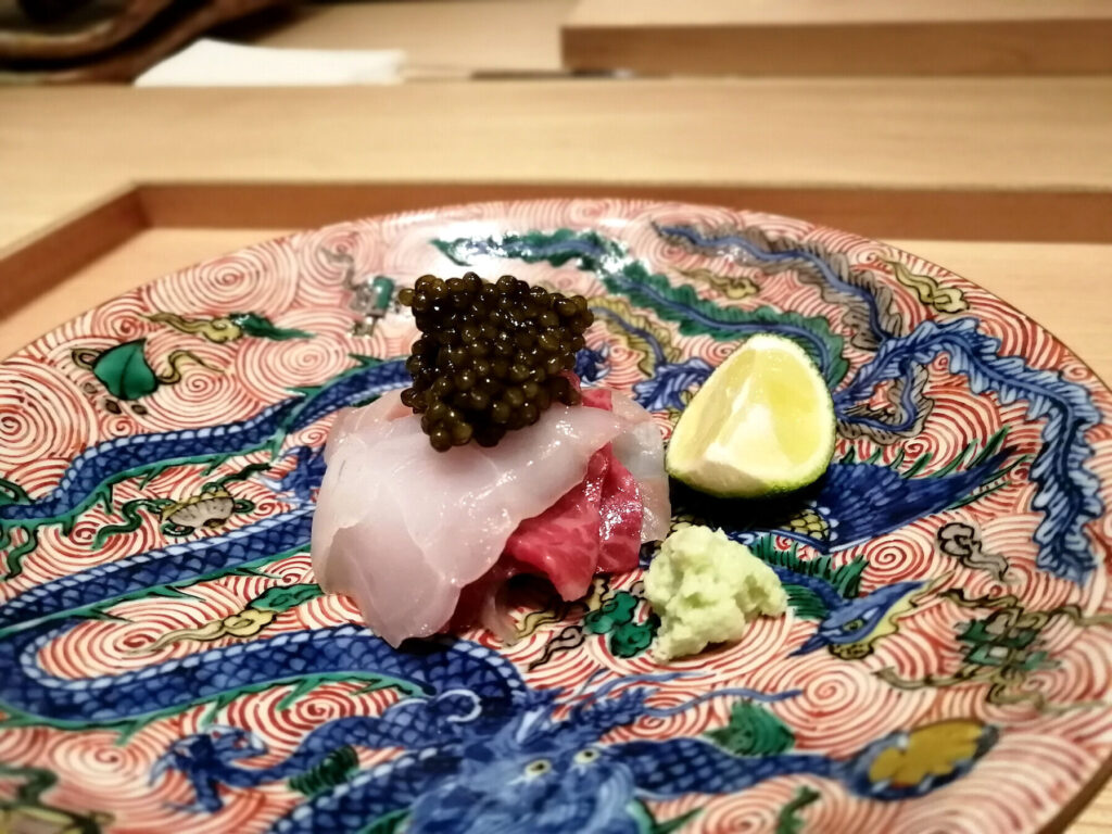 お造りは日間賀島産とらふぐの昆布締め、神戸牛の刺身、キャビア添え