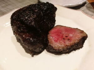 メインは三田牛のリブと外モモ肉