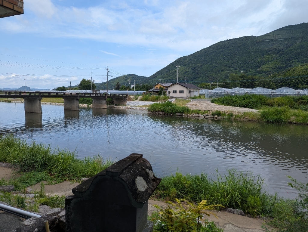 お店裏の川