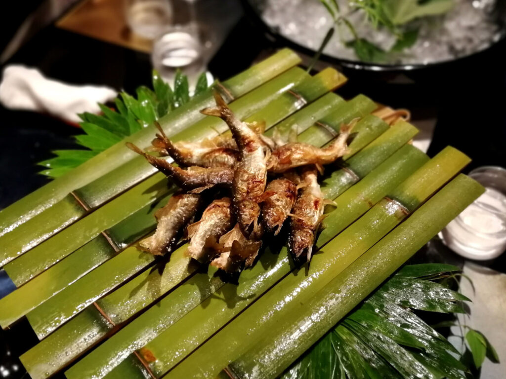 琵琶湖稚鮎を天然仕上げで香ばしく焼き上げ